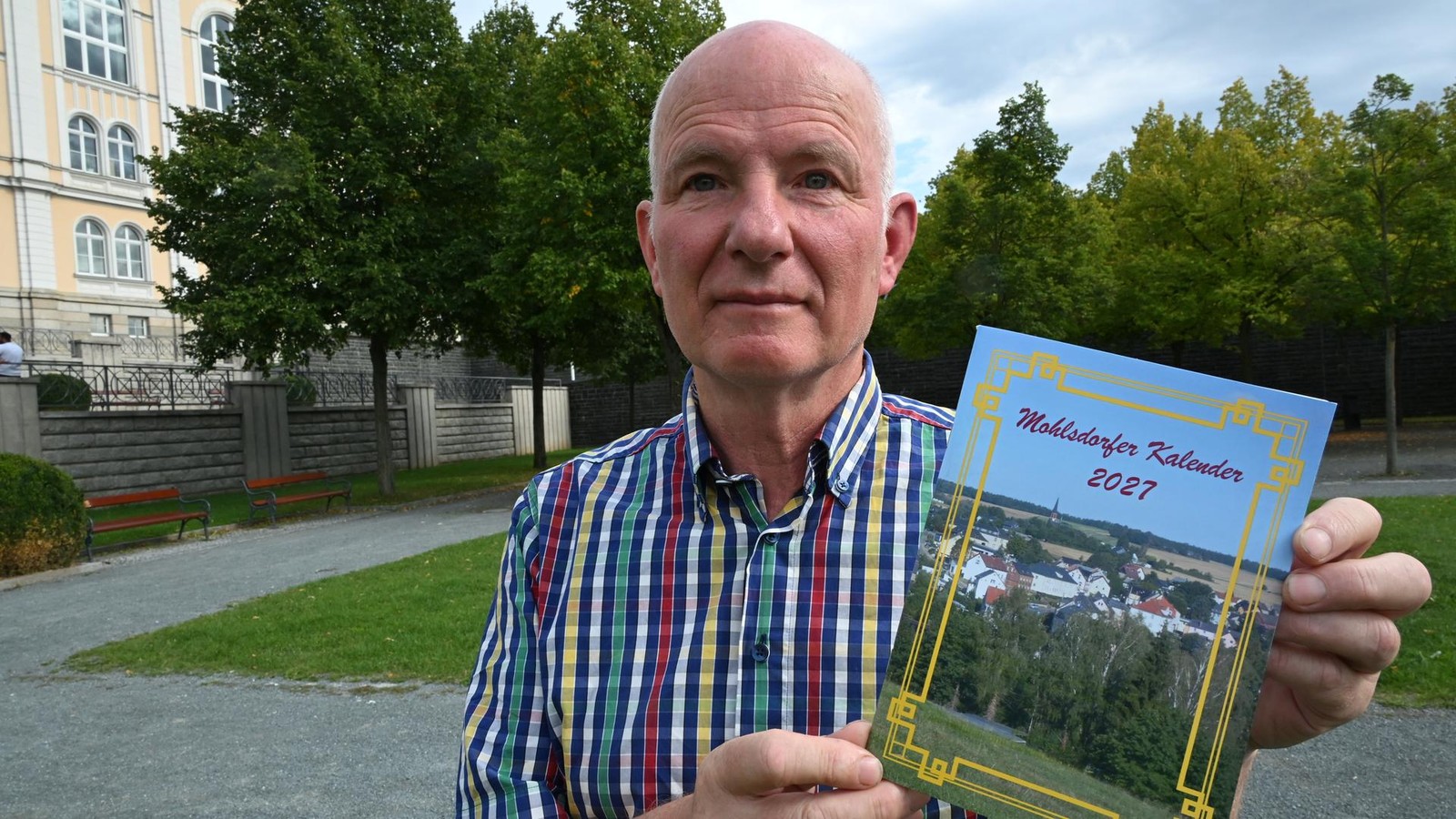 Andreas Seidel mit dem Heimatkalender, den er nun übernommen hat. Die 78 Seiten stecken voller Heimatliebe. © Christian Freund